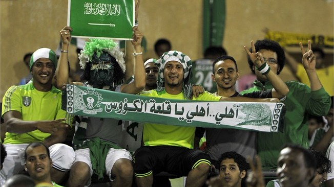 جماهير أهلي جدة تقذف مدربها بعد وداع الكأس