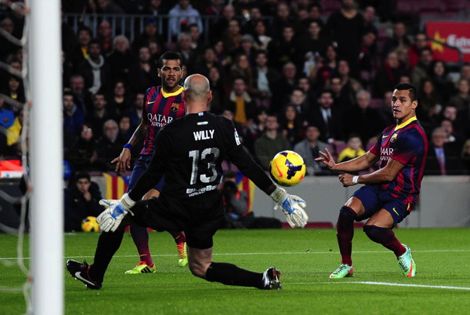 برشلونة يسحق مالقا بثلاثية ويستعيد قمة الليغا من قطبي مدريد