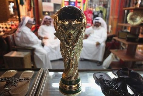 صُُحف: هل يسحب الفيفا تنظيم مونديال 2022 من قطر؟