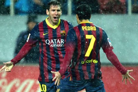 برشلونة يعلن "تساوي الرؤوس" بفوزٍ مُمطر في أرض إشبيلية