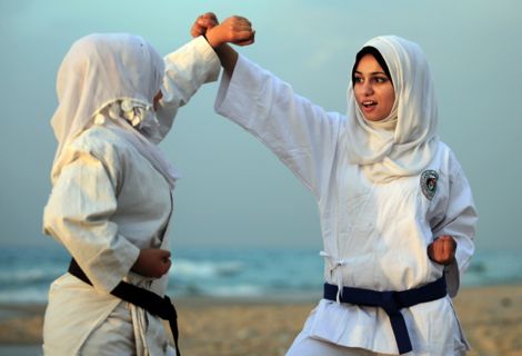 بـ"الكاراتيه".. فتيات "يتحدين" التقاليد في غزة