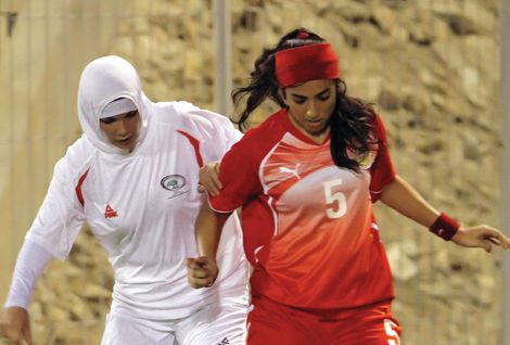 رابطة الدوري الفرنسي: ارتداء الحجاب في الملاعب "ازدراء" للمرأة