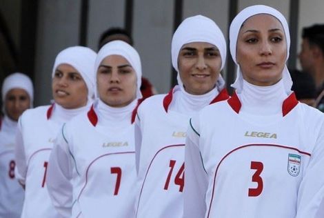 الفيفا يسمح بارتداء الحجاب والعمامة في ملاعب كرة القدم
