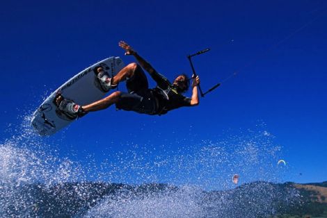 اشتِداد المُنافسة في اليوم الثاني من بطولة العالم للـ"Kitesurf"