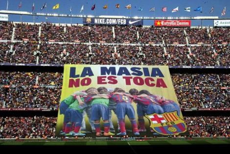 جماهير برشلونة تدعم "لاماسيا" خلال مباراة بيتيس