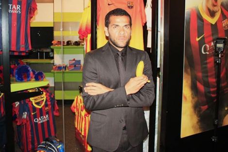 ألفيس يطالب بعودة رامي الموزة لعمله ويهدد بالرحيل عن برشلونة