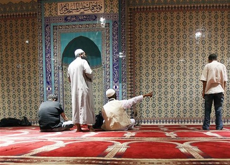 البرازيل تساعد الإيرانيين على الصلاة في المونديال