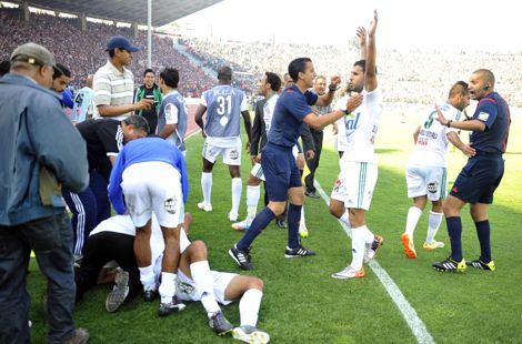الرجاء يكتسح المغرب التطواني بخماسية وينتزع الصدارة