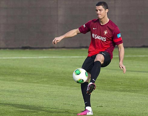 التهاب ركبة رونالدو يثير القلق في البرتغال
