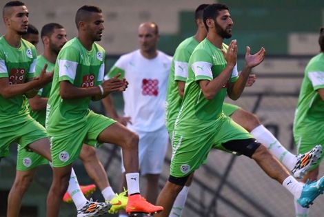 الجزائر تواصل الاستعداد وغيلاس يتطلع للعب في "بلد كرة القدم"