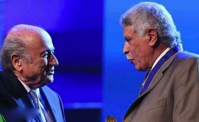 بلاتر يكرم شحاتة في البرازيل