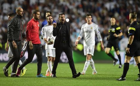 الويفا يحرم تشابي وسيميوني مباراة واحدة