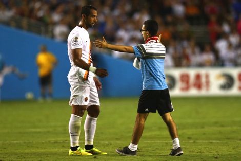 مغربي يقتحم ملعب مباراة روما وريال مدريد لمعانقة بنعطية
