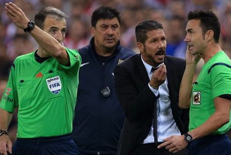 إيقاف سيميوني 8 مباريات لاعتدائه على حكم كأس السوبر الإسباني