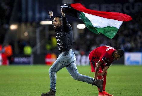 مشجع يقتحم ملعب نهائي كأس السوبر الأوروبي حاملا علم فلسطين