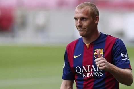 دفاع برشلونة بين مدخن سجائر ولاعب زجاجي وراقص "واكا واكا"