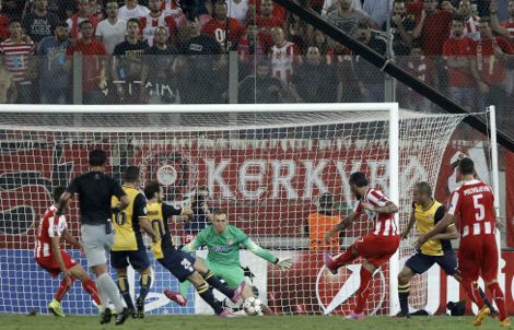 اولمبياكوس يفاجيء اتليتيكو في اثينا