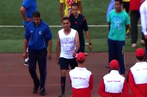 الجزائر: حكم يرمي قميصه ويفجر قضية تلاعب مشبوه بالمباريات