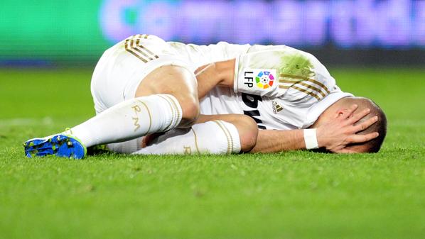 الإصابة تهدد مشاركة بنزيما في الكلاسيكو
