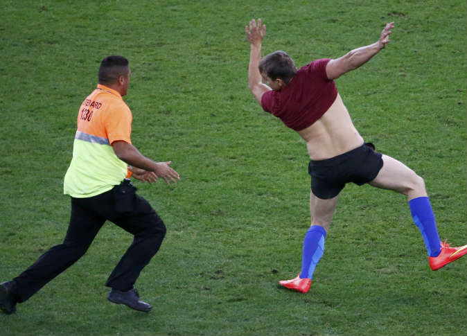 هامبورج يتقدم بشكوى ضد مشجع نزل ارض الملعب