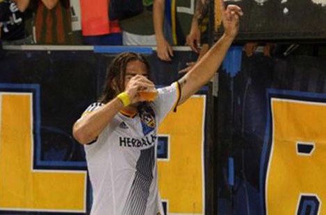 عقوبة للاعب أمريكي شرب الخمر إحتفالا بتسجيل هدف‎