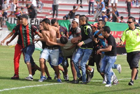 الشغب يوقف مباراة الجيش والجديدة لـ 25 دقيقة وإصابات بين الجمهور