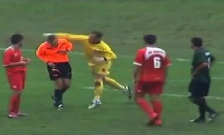 إيقاف لاعب بسويسرا 50 عاما لضربه الحكم