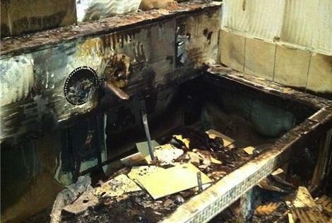 هكذا أصبح منزل بالوتيلي بعد أن أحرقه بالألعاب النارية