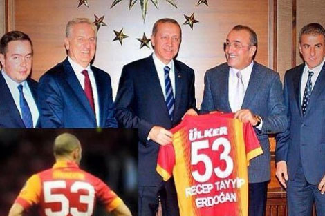 غلطة سراي يهدي قميص أمرابط لأردوغان
