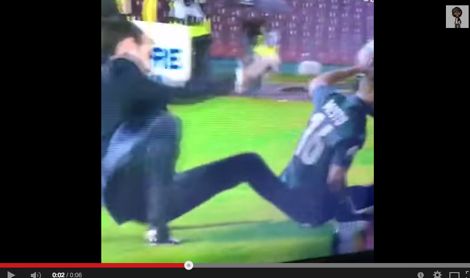 مدرب أودينيزي يتعرض لعرقلة لاعب