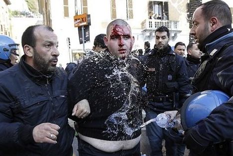 اشتباك دموي بين جماهير فينورد والشرطة الايطالية