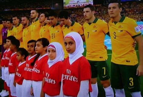 صورة لفتاتين محجبتين في نهائي كأس آسيا تثير النقاش في الخليج