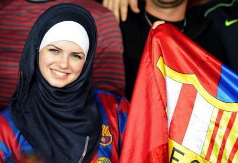 برشلونة يخفف آلام فتاة عراقية فقدت والدها في الحرب