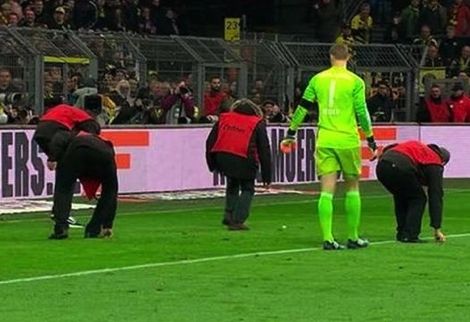 جماهير دورتموند تضرب نوير بالموز وتنديد كبير بهذا التصرف