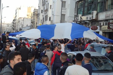 جمهور إ.طنجة يملأ شوارع المدينة احتفاء بعودة الفريق لقسم الأضواء