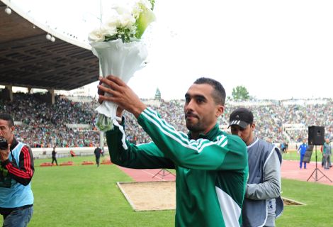 جمهور الرجاء يتلقّى الوُرود من بورزوق‎