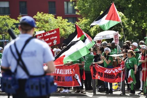 محتجون أمام مقر "فيفا" يطالبون بتعليق عضوية إسرائيل