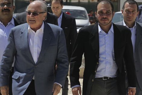 انتخابات الفيفا: أحلام الأمير في مواجهة ديكتاتورية بلاتر.. من ينتصر؟