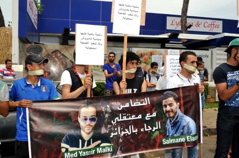 أنصار الرجاء يحتجون أمام قنصلية الجزائر على توقيف مشجعين اثنين