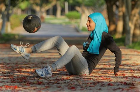 ياسمين.. أول فتاة مصرية تدرب مهارات كرة القدم فى الشوارع المصرية