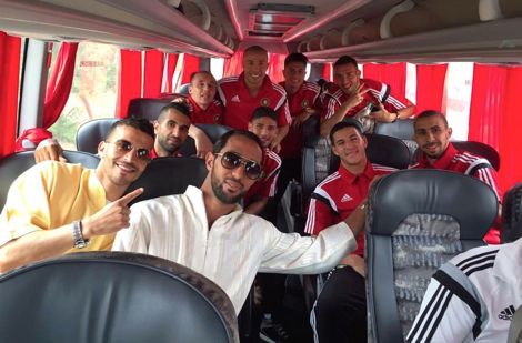 لاعبو المنتخب يؤدون صلاة الجمعة جماعة.. وحماس داخل معسكر أكادير