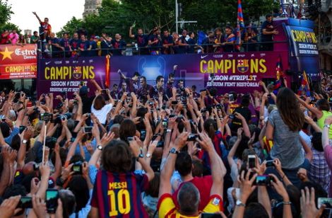 50 ألف مشجع يحتفلون في شوارع برشلونة بالتتويج بالثلاثية التاريخية
