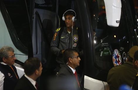 هتافات لنيمار من المشجعين لدى وصول منتخب البرازيل إلى تشيلي
