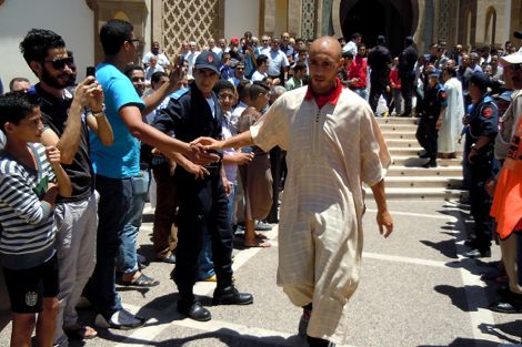 تجمهر كبير حول لاعبي المنتخب بعد أدائهم صلاة الجمعة بمسجد بأكادير