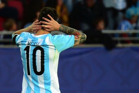 ميسي يرفض تسلم جائزة أفضل لاعب في مباراة باراغواي بكوبا أمريكا