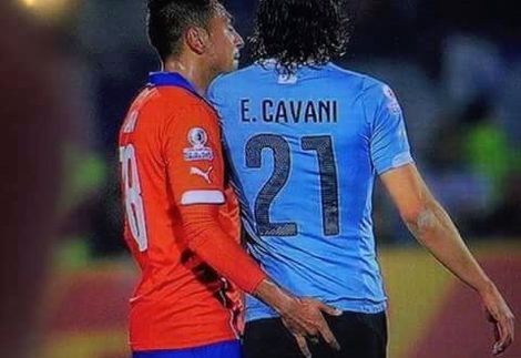 حركة لا أخلاقية من لاعب تشيلي تجاه كفاني تفتح النار على البلد المنظم‎