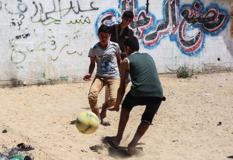أطفال غزة يحولون شوارعها لـ"ملاعب" تحررهم من "السجن الكبير"