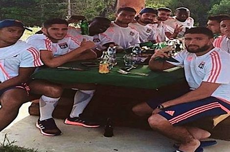 هكذا تنازل لاعبون جزائريون عن الصوم مقابل لحم مشوي وجرعة ماء