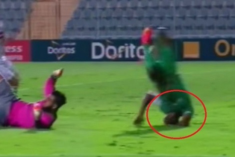 لاعب في حالة خطيرة بعد اصطدام عنيف بحارس مرمى