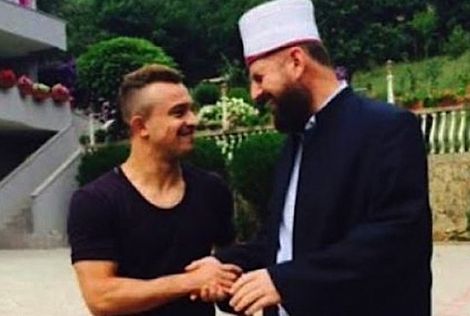 صورة لشاكيري مع إمام مسجد تجلب له انتقادات من الصحافة الغربية‎